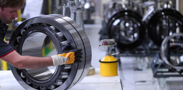 An employee handles steel roller bearings on the assembly line inside the Schaeffler AG factory in Schweinfurt, Germany, on Tuesday July 3, 2018. Schaeffler, the ball-bearings maker and automotive supplier, surged after lifting its revenue forecast for the industrial division and reporting higher-than-expected second-quarter profit. Photographer: Krisztian Bocsi/Bloomberg alemania Schweinfurt  alemania fabrica de autopartes Schaeffler AG industria automotriz autopartista autopartistas
