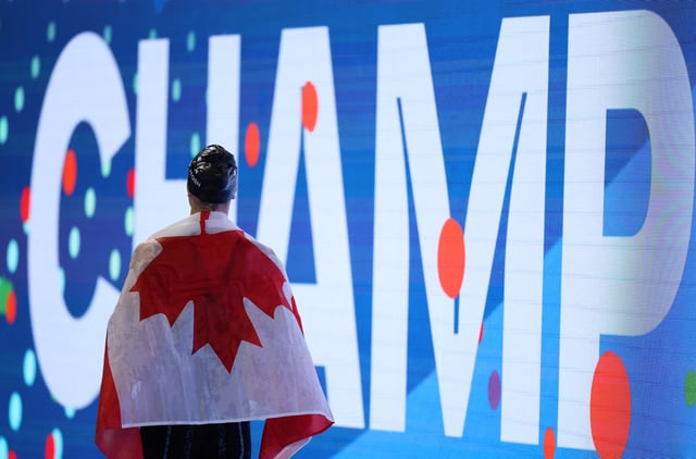 Swimming - World Aquatics Championships - Women 200m Butterfly - World Aquatics Championships Arena, Singapore - July 31, 2025 Canada's Summer McIntosh after winning the finals REUTERS/Hollie Adams