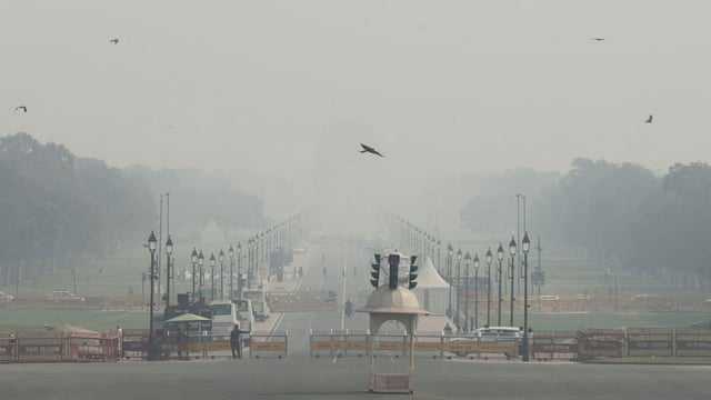 Smog envelops Kartavya Path in New Delhi | REUTERS/ Anushree Fadnavis