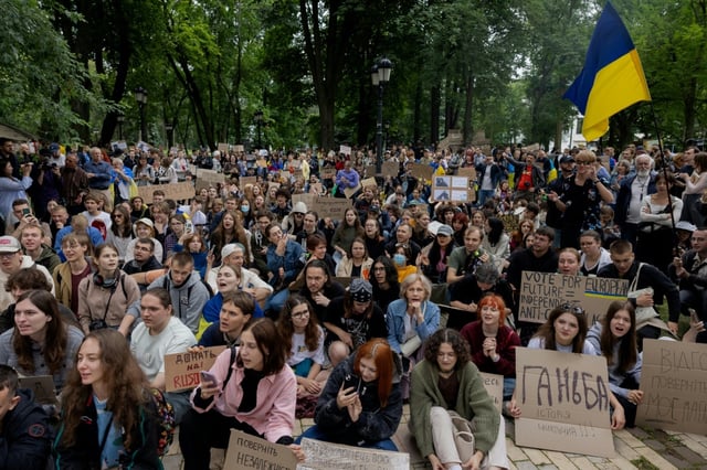 Des manifestants près du Parlement ukrainien, venus pour enjoindre les députés à voter une loi rétablissant l'indépendance d'instances anticorruption, à Kiev le 31 juillet 2025
