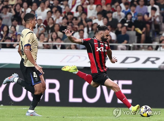 Yazan Al-Arab of FC Seoul (R) scores against FC Barcelona during the clubs' friendly match at Seoul World Cup Stadium in Seoul on July 31, 2025. (Yonhap)