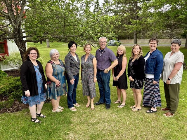 On peut apercevoir une partie des nouveaux enseignants retraités du cercle 33, soit Manon Lavoie, France Godin, Julie Levesque, Tina St-Onge, Jocelyn Daigle, Paryse Cyr Lord, Françoise St-Pierre Daigle, Claudine Dionne et Lisa Levesque. Absentes au moment de la photo : Nathalie Cyr Plourde et Gemma Ruest. 
