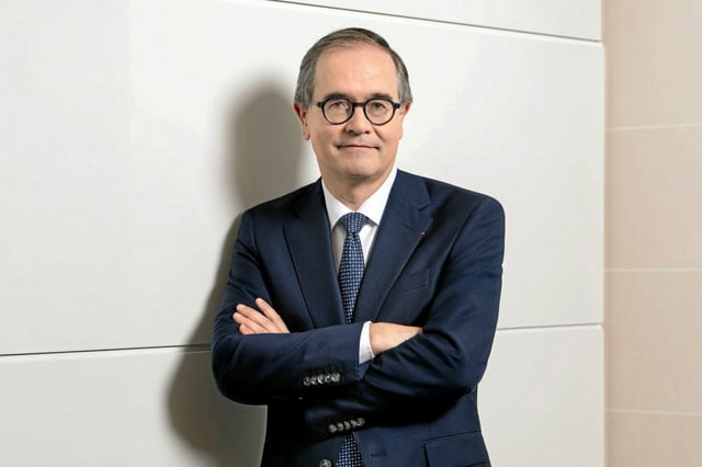Né en 1968, François Provost, Parisien fils d'un ingénieur et d'une enseignante, est diplômé de l'École polytechnique et ingénieur en chef du Corps des Mines.
