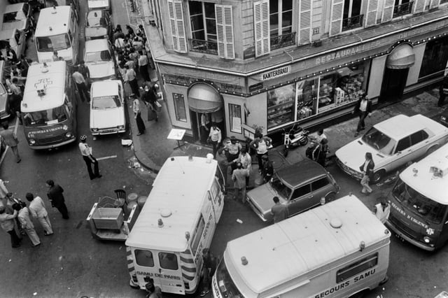 Des pompiers et des secouristes rue des Rosiers, à Paris, après que le restaurant traiteur franco-juif Jo Goldenberg a été attaqué par des hommes armés, le 9 août 1982