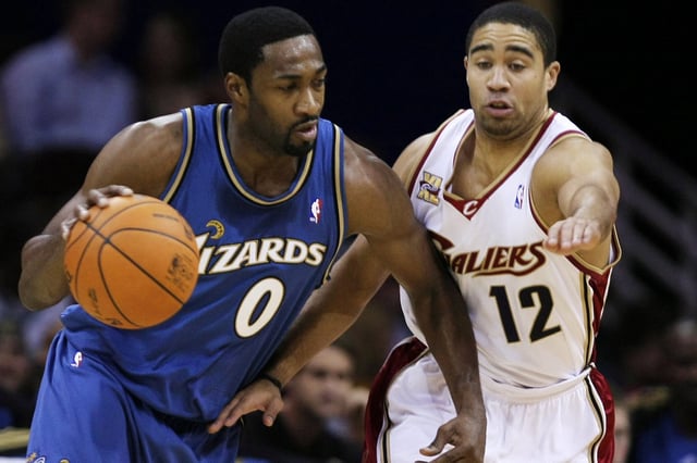 Arenas (links) 2009 im Duell gegen Andre Barrett von den Cleveland Cavaliers
