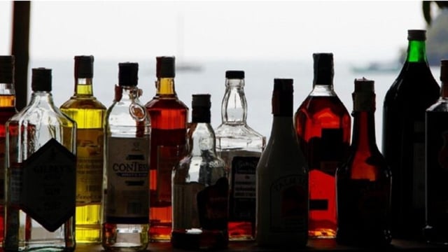 Kerala to charge Rs 20 refundable deposit on liquor, glass bottles for 800+ booze to curb plastic waste.