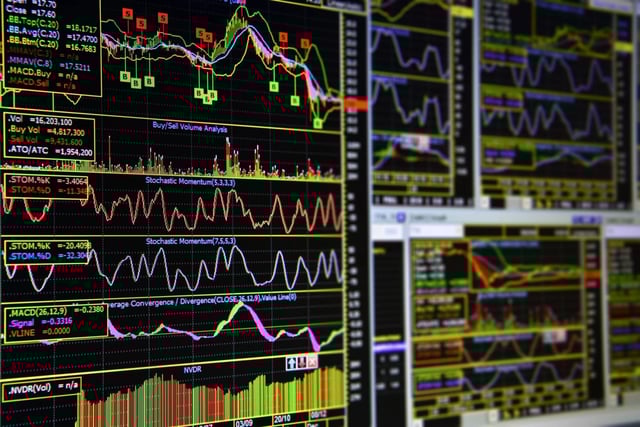 Btc faces golden fibonacci hurdle at $122k, xrp holds support at $3