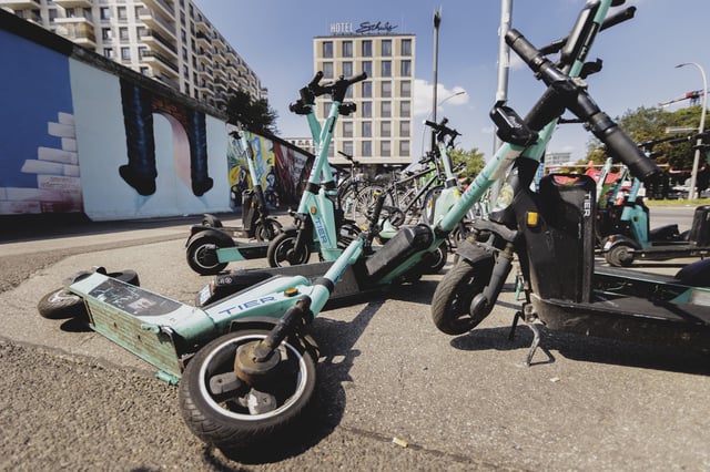 E-Roller sorgen in diversen Großstädten für Probleme. (Archivbild)