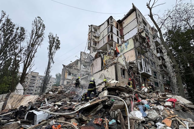 Trabajos de emergencia ucranianos entre los escombros de un edificio residencial tras un ataque aéreo en Kiev el 31 de julio de 2025, durante la invasión rusa de Ucrania