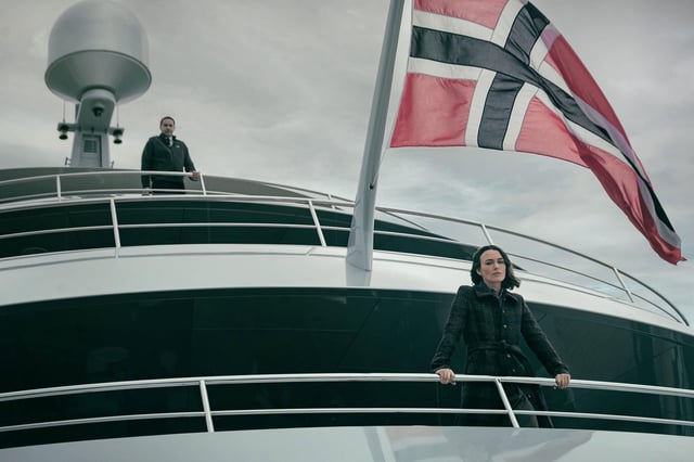 The Woman in Cabin 10.  (L-R) Keira Knightley as Lo and John Macmillan as Captain Addis in The Woman in Cabin 10. Cr. Parisa Taghizadeh/Netflix © 2025
