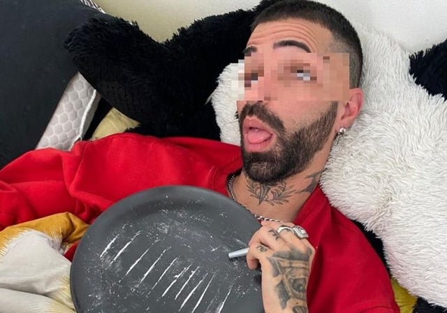 José Hernán, de fiesta en su casa, con un plato de rayas de cocaína
