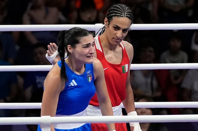 ARCHIVO - La argelina Imane Khelif (derecha) trata de consolar a la italiana Angela Carini, tras vencerla en el boxeo de los Juegos Olímpicos de París, el jueves 1 de agosto de 2024 (AP Foto/John Locher, archivo)