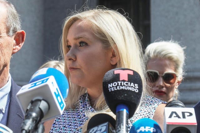ARCHIVO - Virginia Giuffre, centro, ofrece una conferencia de prensa frente a una corte de Manhattan en Nueva York, el 27 de agosto de 2019. (AP Foto/Bebeto Matthews, archivo)