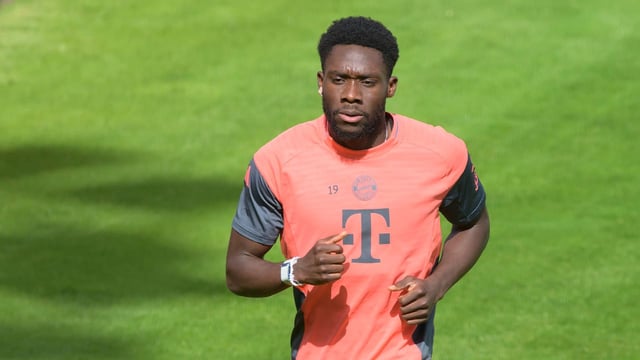 Bayern-Star Alphonso Davies ist zurück auf dem Trainingsplatz an der Säbener Straße.
