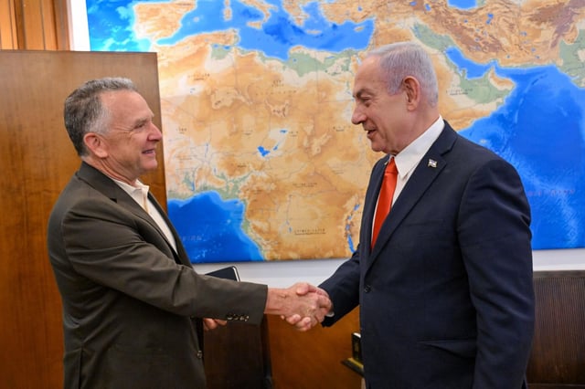 El primer ministro de Israel, Benjamín Netanyahu (derecha), se reunió este jueves con el enviado especial de la Casa Blanca a Oriente Medio, Steve Witkoff, tras su llegada al país para tratar la situación en la Franja de Gaza.