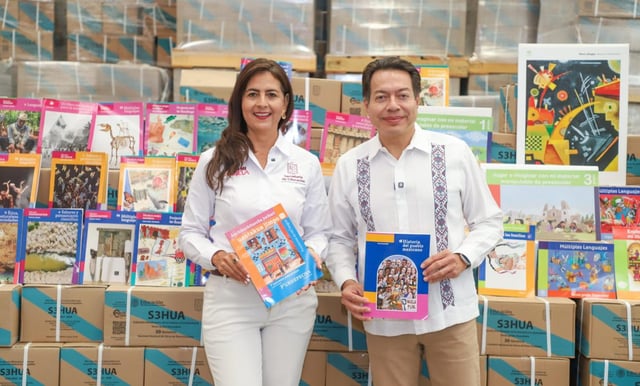Exponen a Mario Delgado proceso de distribución libros de la SEE