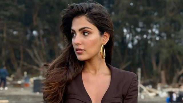 Rhea Chakraborty's Stern Warning To Paparazzi At Airport: Ab Piche Mat Pado...