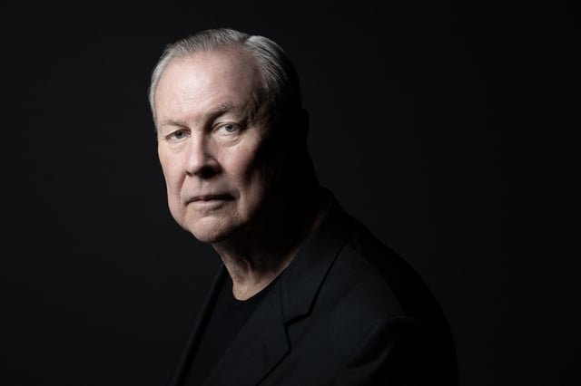 Bob Wilson est décédé « paisiblement à l’âge de 83 ans après une brève mais sévère maladie », a annoncé le Centre d’art qu’il avait créé à Watermill dans l’État de New York.