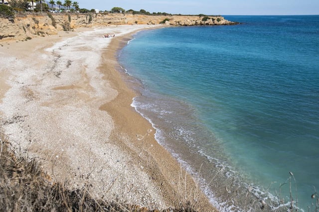 La playa de les Deveses, donde ocurrió el ahogamiento este jueves, en una foto de archivo.