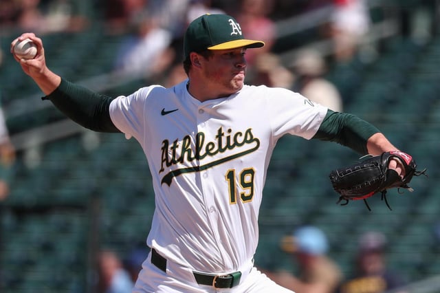 El relevista de los Atléticos Mason Miller lanza ante los Azulejos de Toronto, el 13 de julio de 2025, en West Sacramento, California. (AP Foto/Sara Nevis)