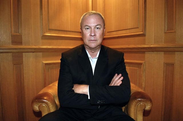 Le metteur en scène américain Bob Wilson pose le 27 février 2007 à Paris