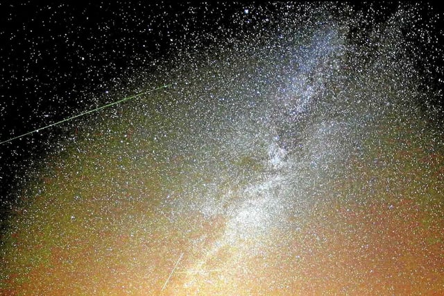La période estivale, en particulier le mois d’août, est propice à un spectacle nocturne resplendissant, avec notamment la nuit des Perséides (image d'illustration). 
