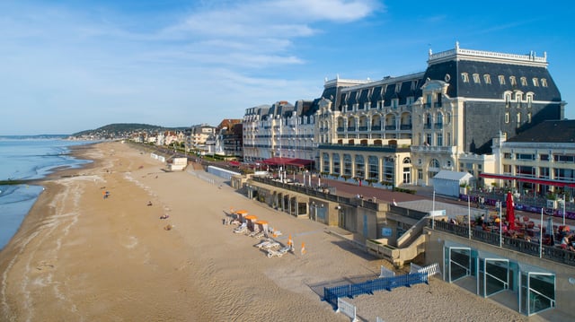 D’après l’Agence de la transition écologique, le tourisme représente 11 % des émissions de gaz à effet de serre de la France. Ici le front de mer de Cabourg, dans le Calvados.