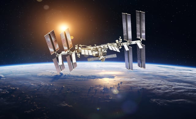 L’Europe, le Japon, les États-Unis et la Russie coopèrent dans l’ISS, qui a commencé à être assemblée en 1998.