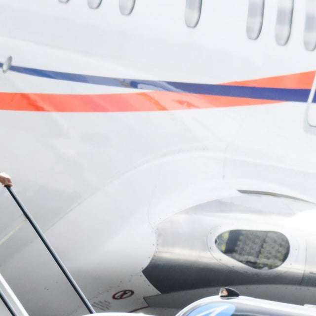 Ein Flugzeug mit Afghanen kommt am Flughafen Hannover an
