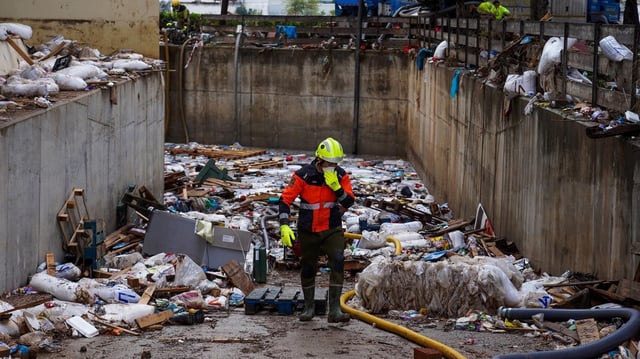 Trabajos de desagüe del parking del centro comercial Bonaire en Aldaya después de los efectos devastadores de la DANA