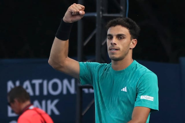 Festeja Francisco Cerúndolo, que eliminó a su compatriota Tomás Etcheverry y accedió a los octavos de final en el Masters 1000 de Toronto.