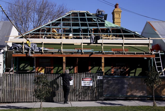 Workers renovate a house in the Sydney suburb of Cammeray, Australia, August 3, 2015. REUTERS/David Gray/File Photo