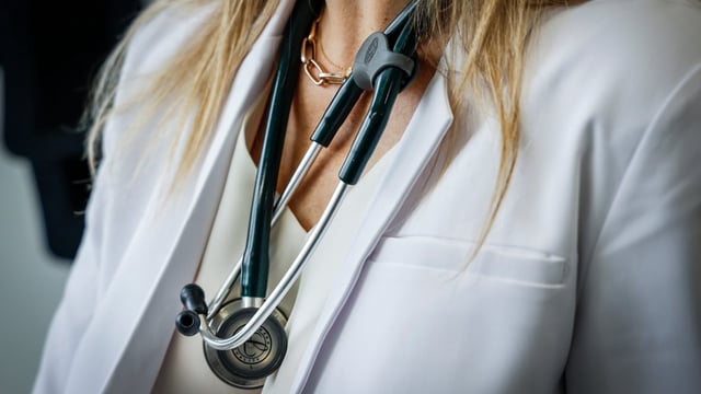 A two-page summary of an audit, which reviewed 13 clinics in Alberta, says physicians in those clinics saw substantially fewer patients than other doctors, and members seemed to get longer and more comprehensive appointments than non-members.