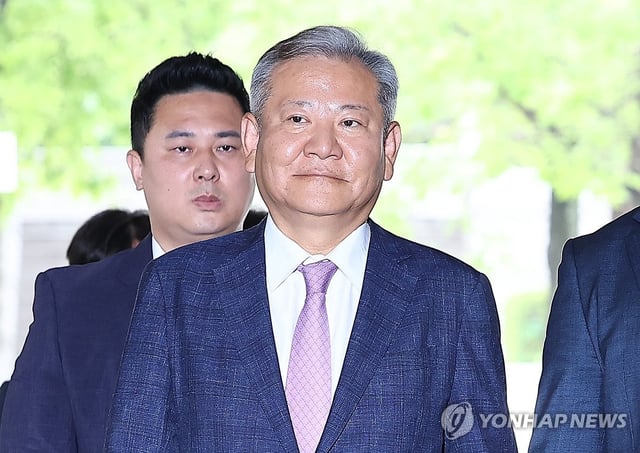 Former Interior Minister Lee Sang-min (R) enters the Seoul Central District Court in southern Seoul on July 31, 2025, to attend his arrest warrant hearing. (Yonhap)