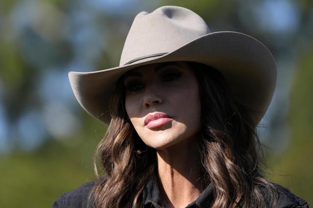 La secretaria de Seguridad Nacional de Estados Unidos, Kristi Noem, monta un caballo mientras habla con la prensa a su llegada a la base militar Campo de Mayo, el lunes 28 de julio de 2025, en la provincia de Buenos Aires, Argentina. (AP Foto/Alex Brandon, Pool)