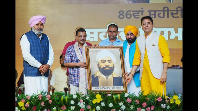 Aam Aadmi Party (AAP) national convener Arvind Kejriwal along with Punjab chief minister Bhagwant Mann, cabinet minister Aman Arora and senior AAP leader Manish Sisodia at an event in Shaheed Udham Singh Wala town on Thursday. (HT)