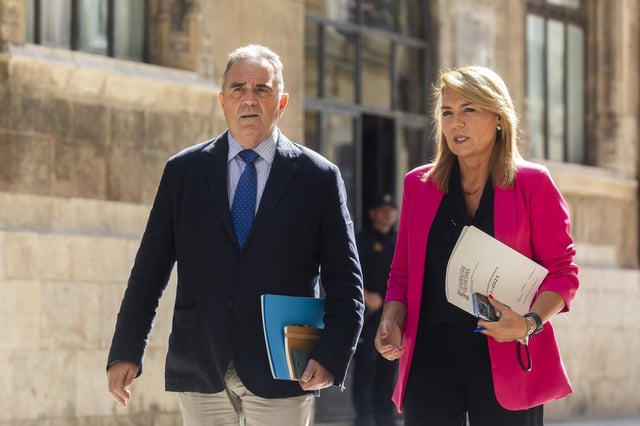 Gan Pampols y Camarero salen del pleno del Consell y acuden a la rueda de prensa posterior, este jueves.