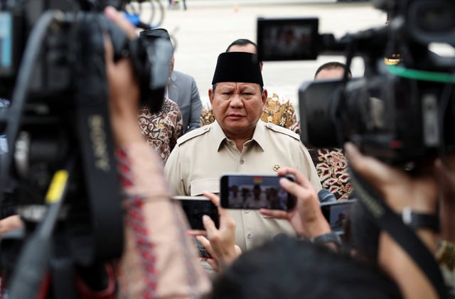 Indonesian President Prabowo Subianto speaks to members of the media after his arrival at the Halim Perdanakusuma military airbase, following a trade deal with the United States after negotiations, which resulted in a reduction of proposed U.S. tariff rates on the country's exports to 19% from 32%, in Jakarta, Indonesia July 16, 2025. REUTERS/Ajeng Dinar Ulfiana/File Photo