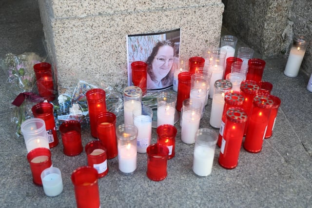 Velas encendidas en recuerdo de Teresa de Jesús Rodríguez González.