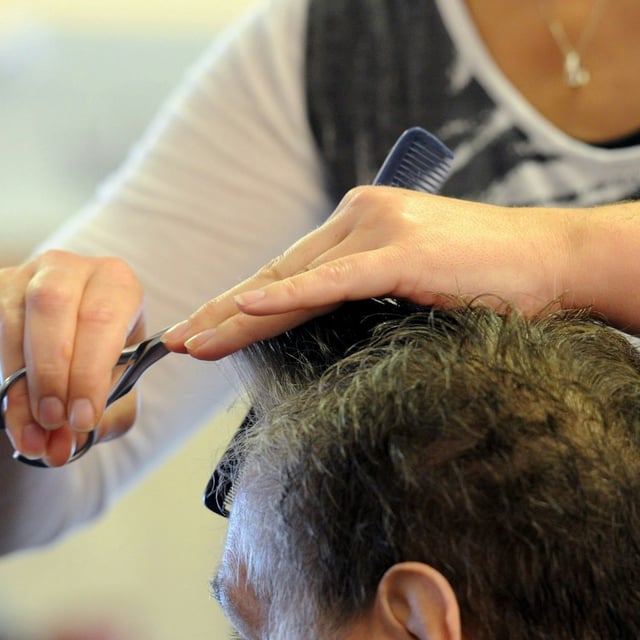 Friseure müssen ab sofort eine Ausweis auf Arbeit mitführen.