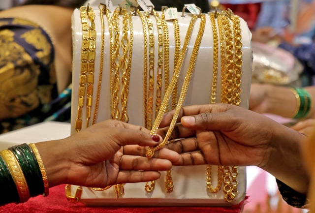 Customers check ornaments at a jewellery showroom during Dhanteras, a Hindu festival associated with Lakshmi, the goddess of wealth, in Mumbai, India November 2, 2021. REUTERS/Niharika Kulkarni/File Photo