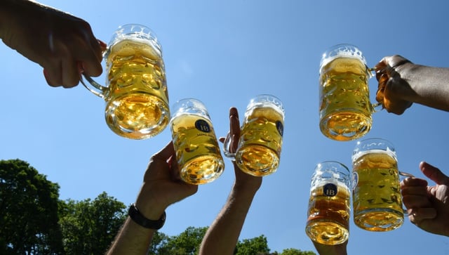 Der Bierabsatz in Deutschland ist im ersten Halbjahr stark zurückgegangen - erstmals seit mehr als 30 Jahren lag die Menge in einem Halbjahr unter vier Milliarden Liter. Der Absatz sank um 6,3 Prozent im Vergleich zum Vorjahreszeitraum.