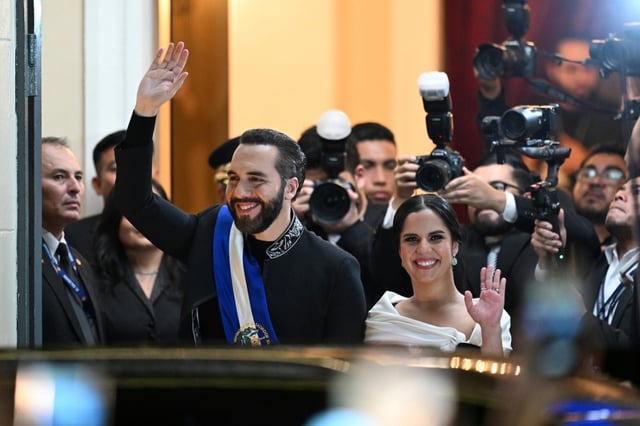El Salvadors Präsident Nayib Bukele kann künftig unbegrenzt wiedergewählt werden. Das Parlament in dem zentralamerikanischen Land verabschiedete eine Verfassungsreform, mit der die Begrenzung der Amtszeit des Präsidenten abgeschafft wird.