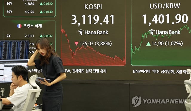 A dealing room at Hana Bank in downtown Seoul on Aug. 1, 2025 (Yonhap)
