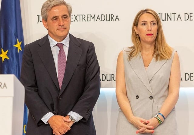 La presidenta de Extremadura, María Guardiola, y el consejero de Vox en el Gobierno de la Junta de Extremadura, Ignacio Higuero