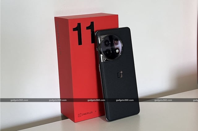 OnePlus 11 5G sports a 6.7-inch AMOLED display