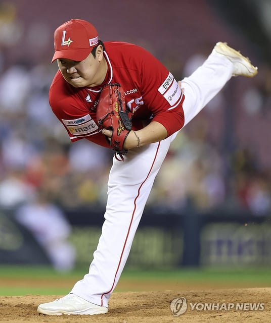 SSG Landers reliever Lee Ro-un pitches against the LG Twins during the clubs' Korea Baseball Organization regular-season game at Jamsil Baseball Stadium in Seoul, in this file photo from June 11, 2025. (Yonhap)