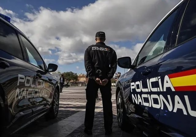 Un agente de la Policía Nacional