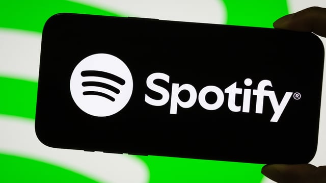 Smartphone mit Spotify Logo