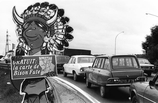 Le 30 juin 1978, sur l’autoroute de l’Ouest. Un panneau annonce la diffusion de cartes Bison futé.